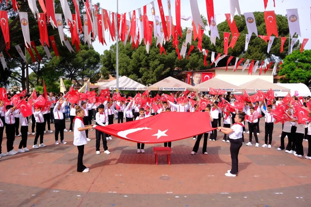 <p>Törende daha sonra öğrenciler şiirlerini okuyarak gösterilerini sundu. Birbirinden güzel gösteriler izleyenlerden alkış aldı.</p>