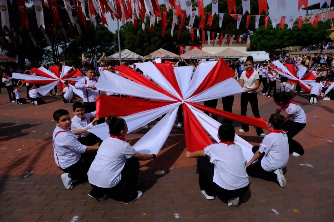 Kuyucak'ta 23 Nisan coşkuyla kutlandı