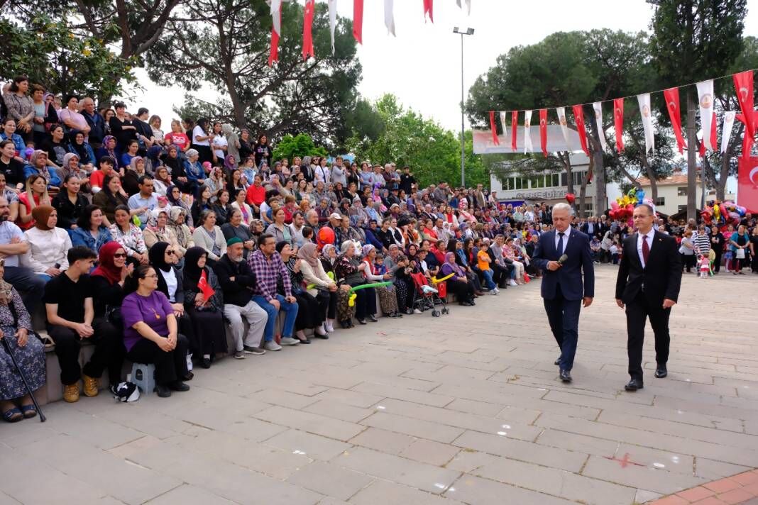 <p>İlçede çeşitli yarışmalarda dereceye giren öğrenciler, ilçe protokolünden ödüllerini aldı.<br>Kuyucak Belediye Başkanı Uğur Doğanca, "Yarının teminatı olan çocuklarımıza yarının gözüyle bakalım ki yarınlarımız aydınlık olsun 23 Nisan Ulusal Egemenlik ve Çocuk Bayramımız kutlu olsun” diyerek Kuyucaklıların bayramını kutladı.</p>