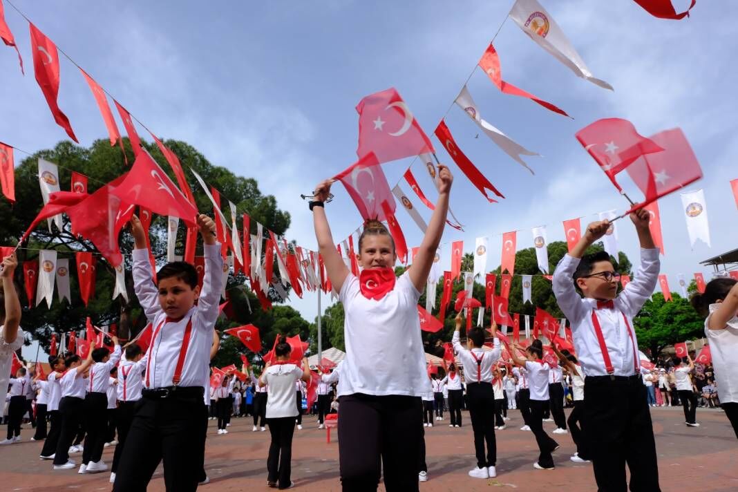 Kuyucak'ta 23 Nisan coşkuyla kutlandı