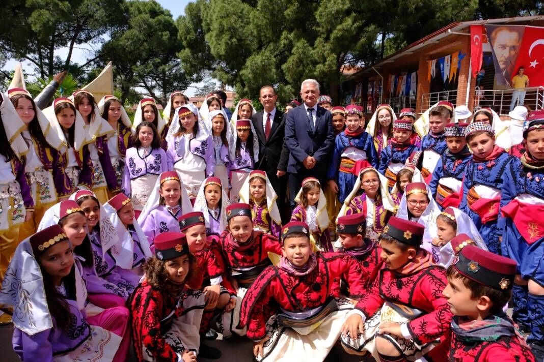 <p>Kuyucak'ın çocukları bayramlarını Cumhuriyet Meydanı'nda kutladı. Törene, Kuyucak Kaymakamı Fehmi Sinan Niyazi, Kuyucak Belediye Başkanı Uğur Doğanca, İlçe Milli Eğitim Müdürü Mehmet Karadağ, siyasi parti temsilcileri, daire amirleri ve vatandaşlar katıldı.</p>