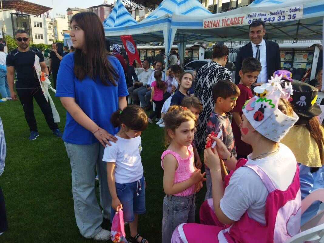 <p>Şehir Stadyumunda buluşan öğrenciler, öğretmenler ve veliler, çizgi film karakterlerinin resimlerinin bulunduğu uçurtmaları uçurarak gökyüzünü renklendirdi.</p><p> </p>
