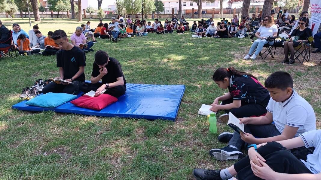 <p>Öğrencileri kitap okumaya teşvik etmek amacıyla düzenlenen proje kapsamında 3 Mayıs Cuma günü yapılacak sınav ile ilçe birincileri seçilecek ve ödüllendirilecek.</p>