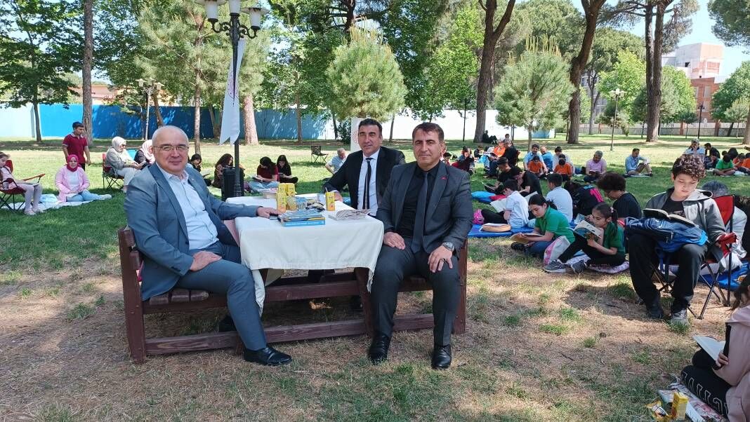 Nazilli'de öğrenciler açık havada kitap okudu