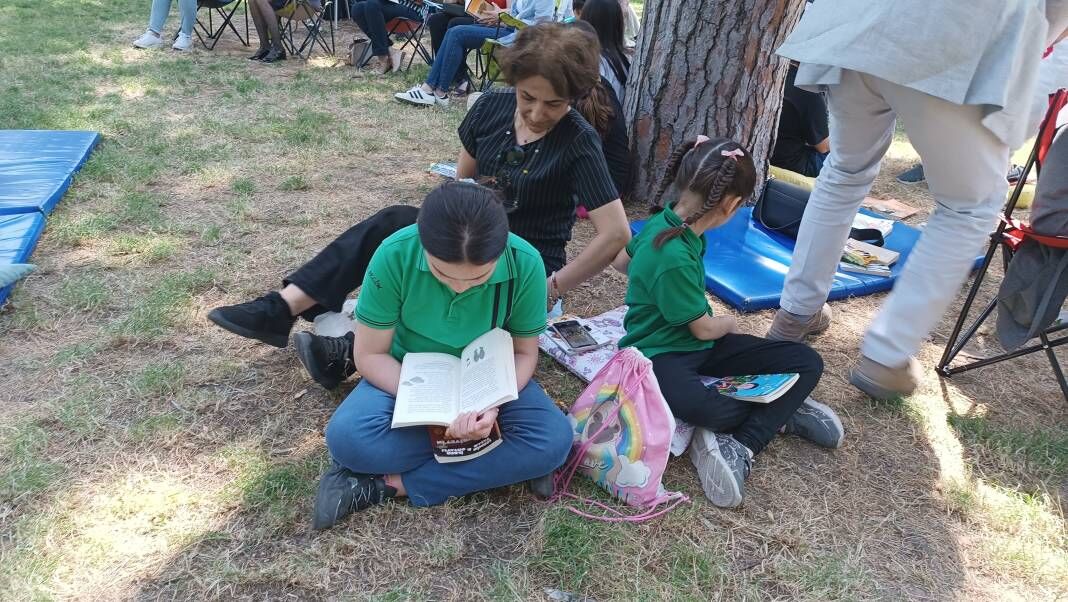 <p>Nazilli bir eğitim şehri, marka şehir. Bu markayı oluşturmak kolay değil. Bu anlamda Kaymakamımıza çok teşekkür ediyorum, her zaman önümüzü açtı. Bir teşekkürü de siz değerli öğretmen arkadaşlarıma etmek istiyorum. Bu projeleri oluştururken bizlere verdiğiniz görüşler çok kıymetli.</p>