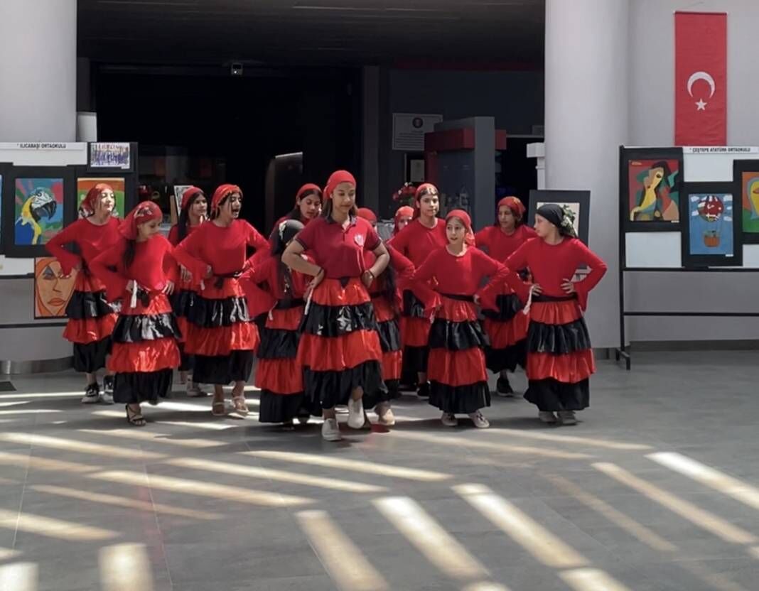 <p>Ilıcabaşı Ortaokulu’nun resim sergisinin yer aldığı etkinlikte, Çeştepe Atatürk Ortaokulu’nun Geleneksel Halk Dansları gösterisi yapıldı.</p>