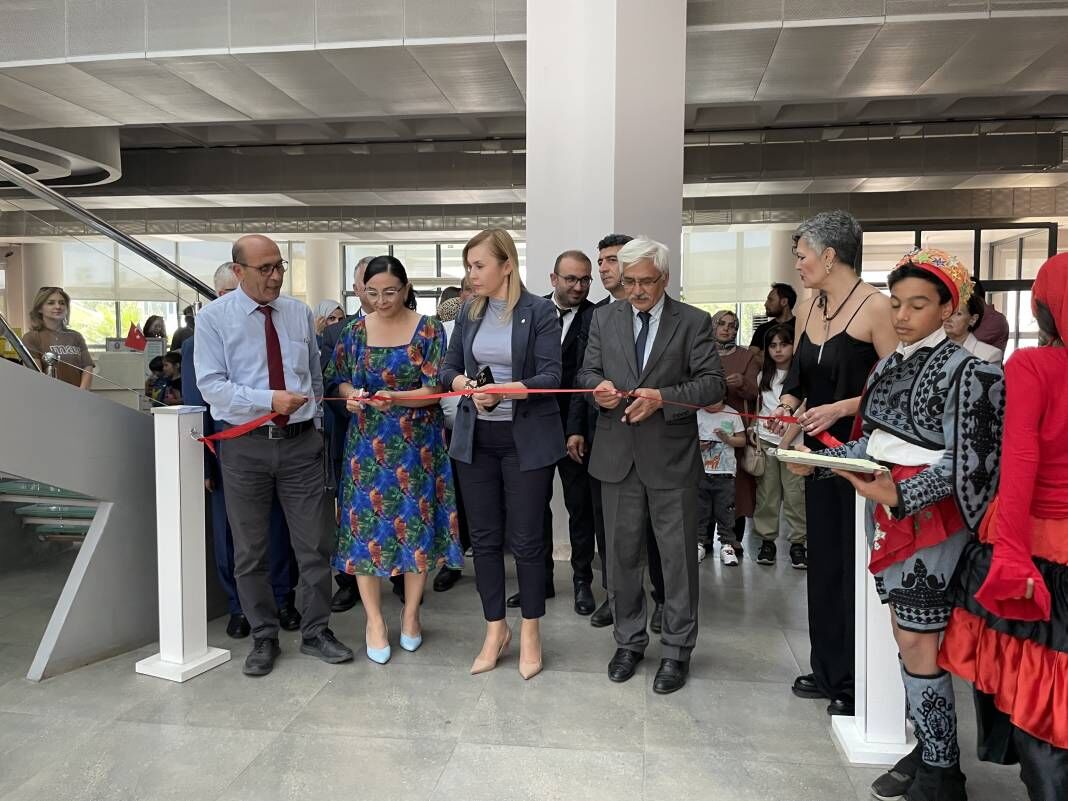 <p>UNESCO İnsanlığın Somut Olmayan Kültürel Miras Temsili Listesine kaydettirilerek insanlığın ortak mirası ilan edilen Hıdırellez kutlamaları, tüm Türkiye'de olduğu gibi Aydın'da da sürüyor.</p>