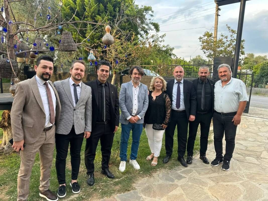 <p> </p><p><strong>“ÜYELERİMİZLE BİRLİKTE OLACAĞIMIZIN SÖZÜNÜ VERİYORUM”</strong></p><p>“Üyelerimin her zaman olduğu gibi özverili, çalışkan ve adaletli ve ahlaklı biçimde çalışmaya devam edeceğini biliyorum” diyen Avşar, “Bu anlamda üyelerime teşekkür ediyorum. Gecemizde, Efelerimizin Gösterileri ve sonrasında canlı müzik eşliğinde, Biraz olsun, üyelerimizi İş kaygı ve stresinden uzaklaştırmak, eğlenerek stres atmalarını sağlamak istedik. Üyelerimizin bize yansımaları bunu başardığımızı gösteriyor.</p>