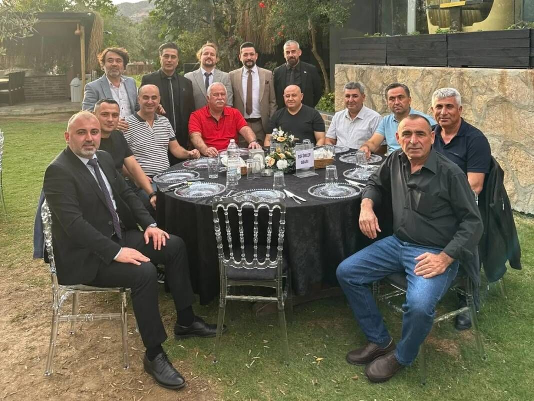 <p>Oda üyelerinin birbirleriyle tanışıp kaynaşmasının yanı sıra birlik ve beraberliğin pekişmesine de vesile olan geceden memnun ayrıldıklarını söyleyen Aydın Berber, Kuaförler ve Güzel Salonu İşletmecileri Esnaf Odası Başkanı Serhan Avşar, “Üyelerimin her zaman olduğu gibi özverili, çalışkan ve adaletli ve ahlaklı biçimde çalışmaya devam edeceğini biliyorum. Bu anlamda üyelerime teşekkür ediyorum” dedi.</p>