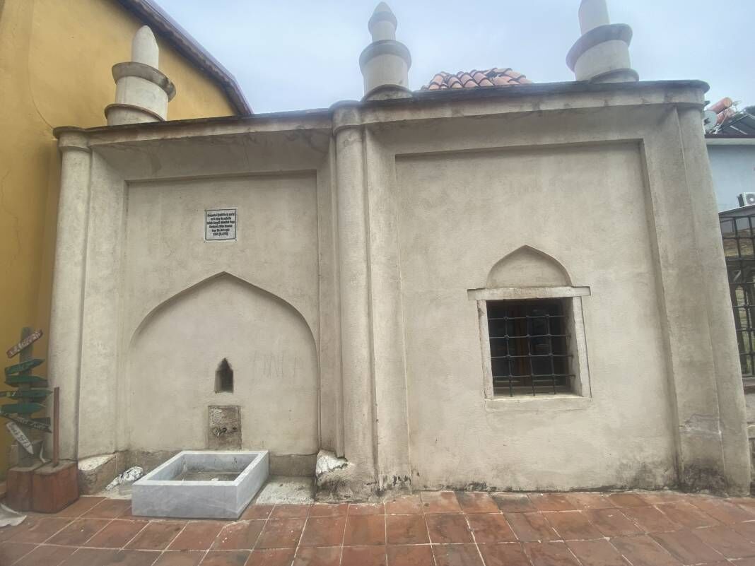 <p><span style="font-size:18px;"><strong>BAKIMSIZLIKTAN YOSUN TUTTU!</strong></span></p><p>Efeler’in Zafer, Hasanefendi-Ramazanpaşa ve Köprülü-Veysipaşa mahallelerinde bulunan çeşmeler, bakımsızlık nedeniyle çöp ve yosun bağlamış şekilde duruyor.</p>