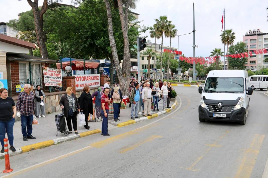 <p>Kortejin ardından ekipler, meydanda açılan stantta trafik konusunda vatandaşları bilgilendirerek broşür dağıttı.</p><p> </p>
