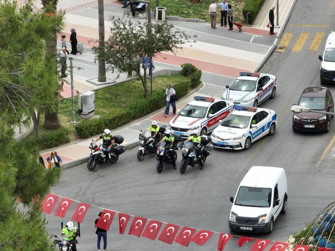 <p>Etkinliğe motosikletli ve otomobilli polis ve jandarma ekipleri katıldı. Vatandaşlar korteji meraklı gözlerle takip etti.</p>