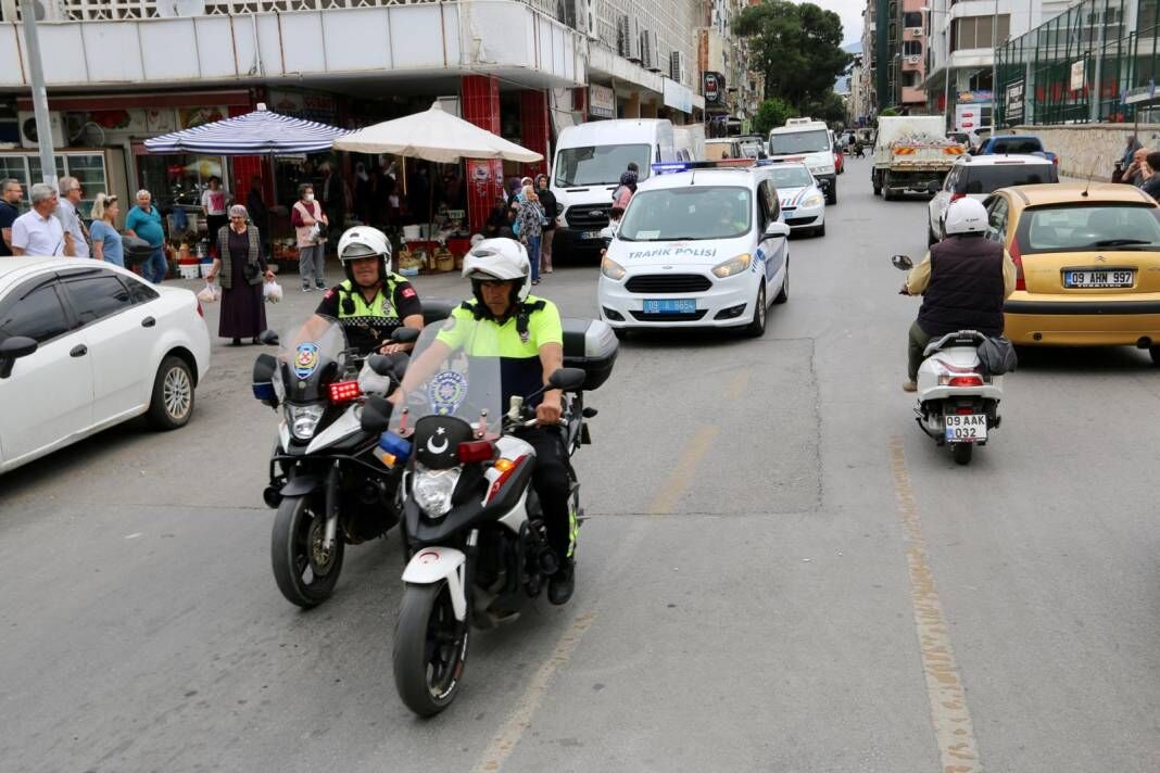 <p>Nazilli’de Trafik Haftası nedeniyle polis ve jandarma ekipleri tarafından ortak bir projeye imza atıldı. Belediye Meydanı’nda toplanan ekipler, kortej gerçekleştirdi. </p>