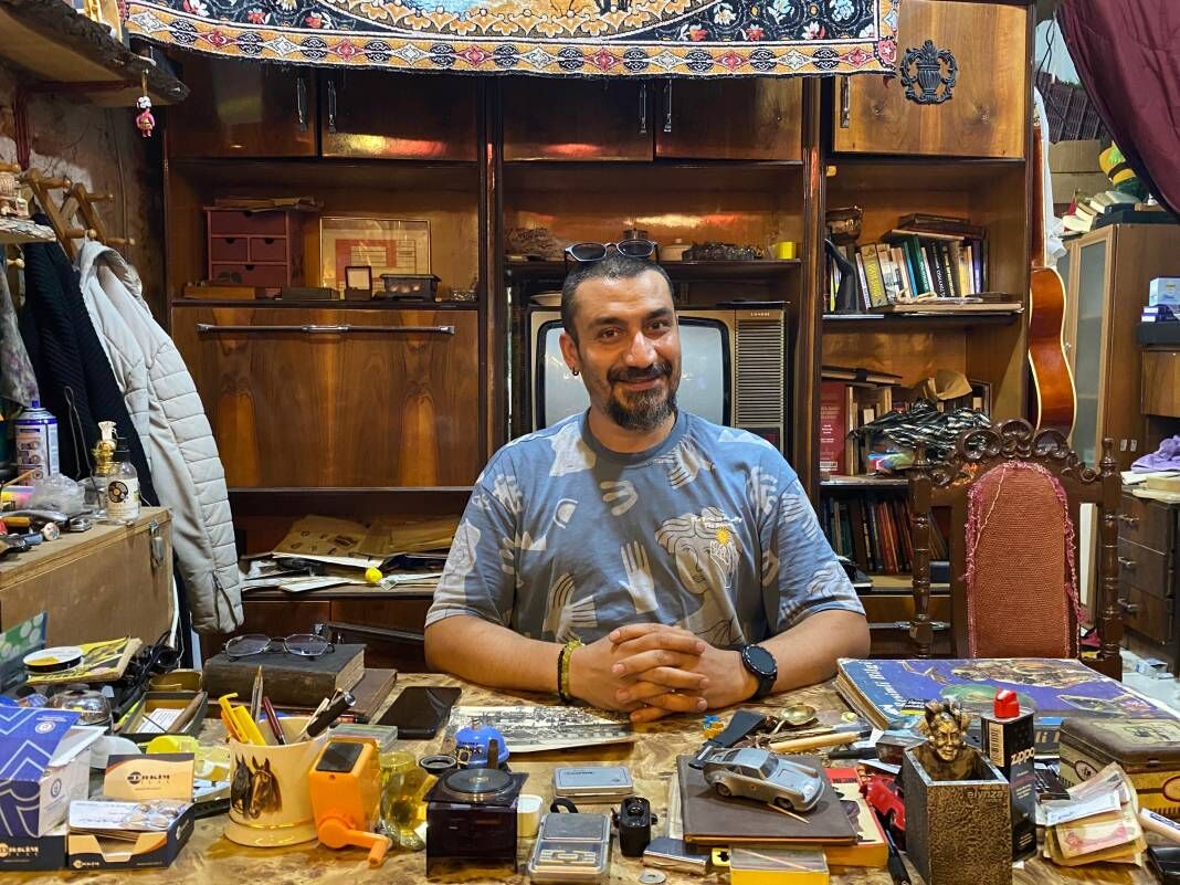 <p>Hobi olarak başladığı antikacılığı meslek olarak görmediğini söyleyen Kemal Kaya, “Antikacılık yaşamın içinden bir tutkudur. Sevmeden yapılamaz. Dükkan açıp oturmakla antikacılık yapamazsınız. Antikacı diye bir terimi de doğru bulmuyorum. Antikacılık, çok araştıran, çok okuyan ve zeki bir insanın yapabileceği bir şey. Ürünleri iyi seçip yakalamak gerekiyor ve her konuda bilgi sahibi olunması gerekiyor” dedi.</p>