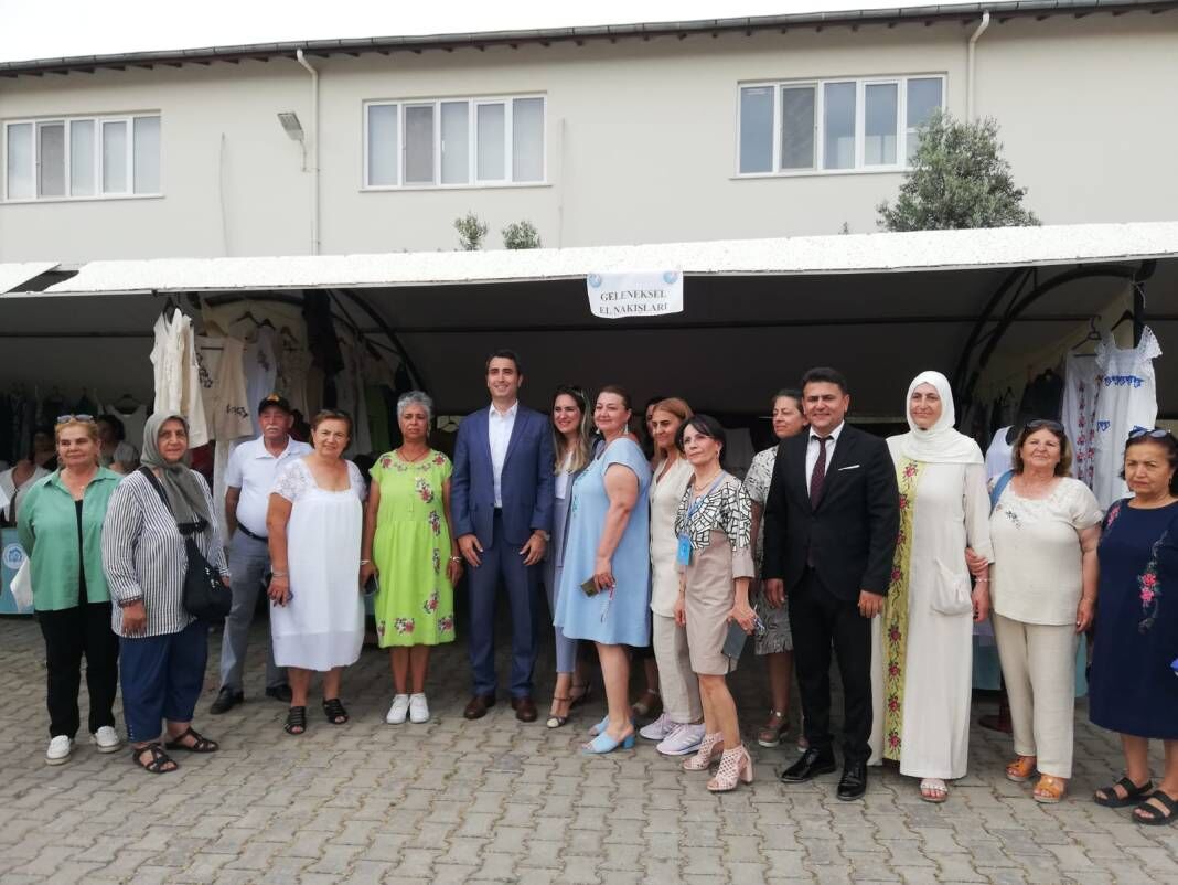 <p><span style="font-size:18px;"><strong>9 AYDA 11 BİN KURSİYER EĞİTİM ALDI</strong><br>Saygı duruşu ve İstiklal Marşı’nın okunmasıyla başlayan programda HEM Müdürü Oktay Doğanlı, beden dili öğretmeni ile birlikte günün anlam ve önemine dair konuşmasını gerçekleştirdi.</span></p>