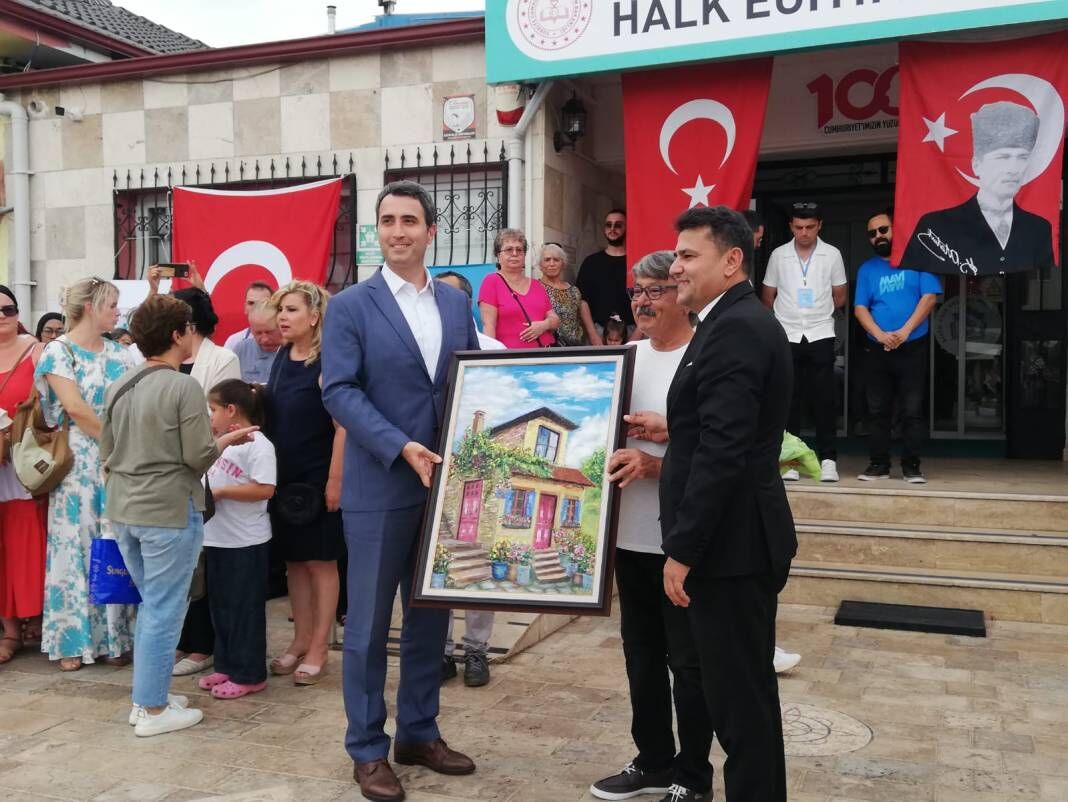 <p><span style="font-size:18px;">HEM içerisinde verdikleri eğitimler hakkında bilgi veren Doğanlı, 2 bin 189 kursiyere mesleki kurs; 9 bin 59 kursiyere genel kurs olmak üzere sosyal, sportif, kişisel gelişim ve engelli bireylerin ailelerine yönelik kurslar da dahil 6 bin 163 kadın, 5 bin 85 erkek kursiyere eğitim vererek 9 aylık sürede toplam 11 bin 248 kursiyerin eğitim aldığını açıkladı. Yabancı vatandaşların sosyal entegrasyonunun sağlanması adına ise 266 yabancı vatandaşa Türkçe eğitimi kurslarının verildiğini söyledi.</span></p>