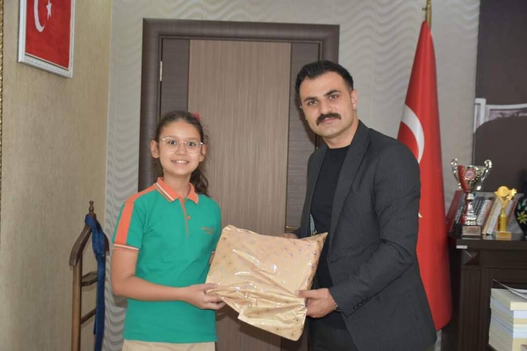 Küçük yazarlar kitaplarını Kaymakam Omurca'ya hediye etti