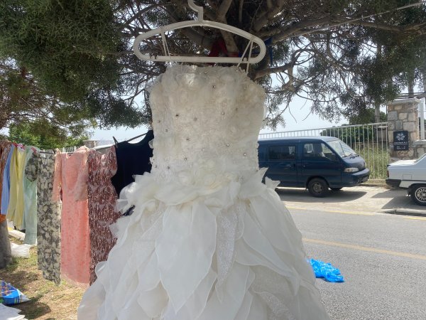 aydindaki-bu-gelinlik-35-yilin-ardindan-sandiktan-cikti-baskalarinin-hayallerini-suslemek-icin-bekliyor-internet-gzt-471452-cfdd80a4a2be4c10e47501d53b936400.jpeg