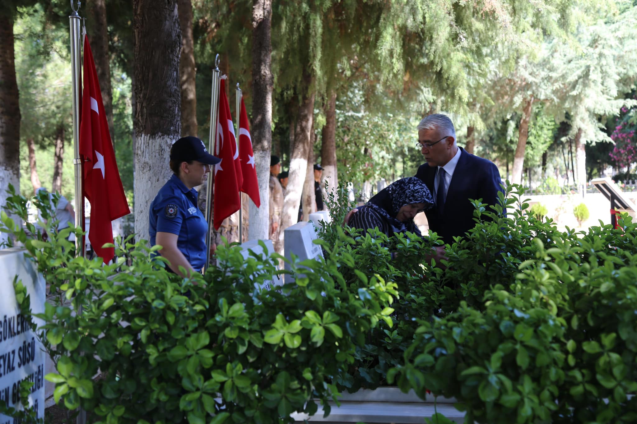 Mudur Ekiciden Sehitlik Ziyareti Aydin Emniyeti Sehitleri Unutmadi Int Imza Sevgi Demir 479445 0D162E11Bcd6Eae575382Ad35F39Bcb6