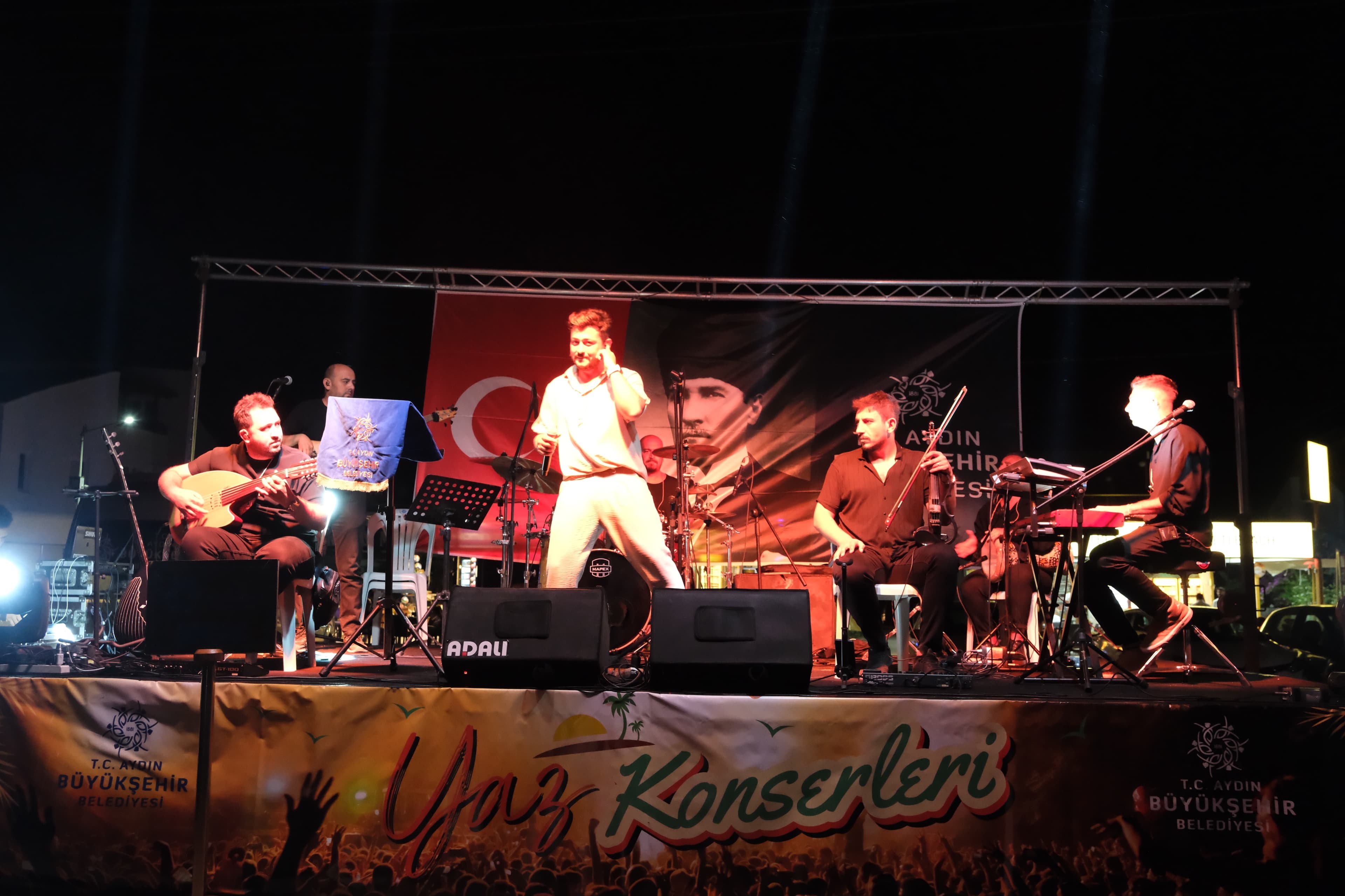 Kusadasi Yaz Konserlerinde Doyasiya Eglendi 490168 8941884E8899D206334Bc09E599A3Eca