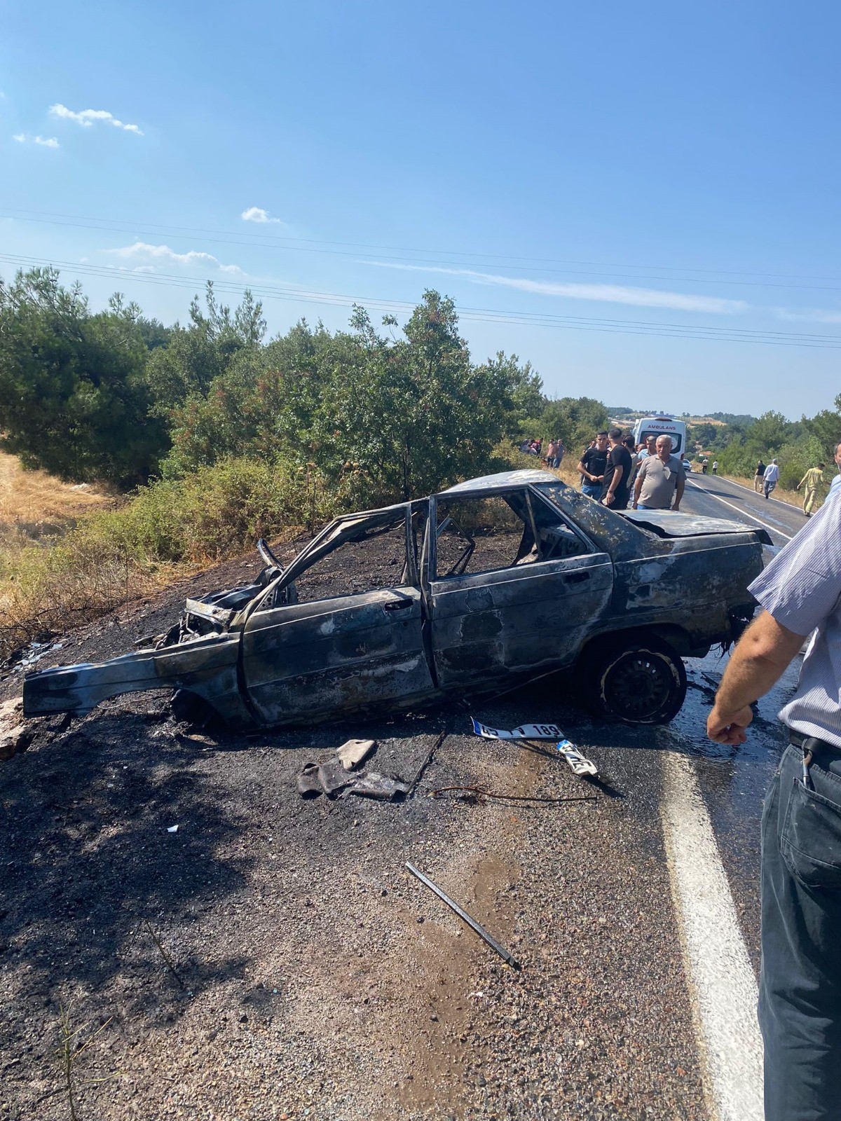 Kaza yapan otomobil alev topuna döndü: 2'si çocuk 5 kişi yaralı