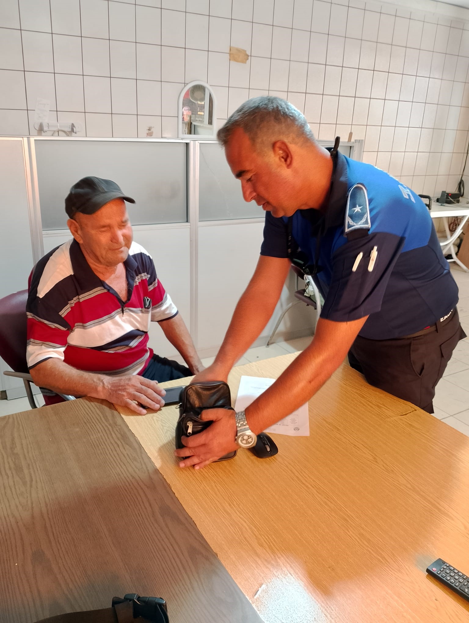 Aydın zabıtası kaybolan para dolu çantayı buldu