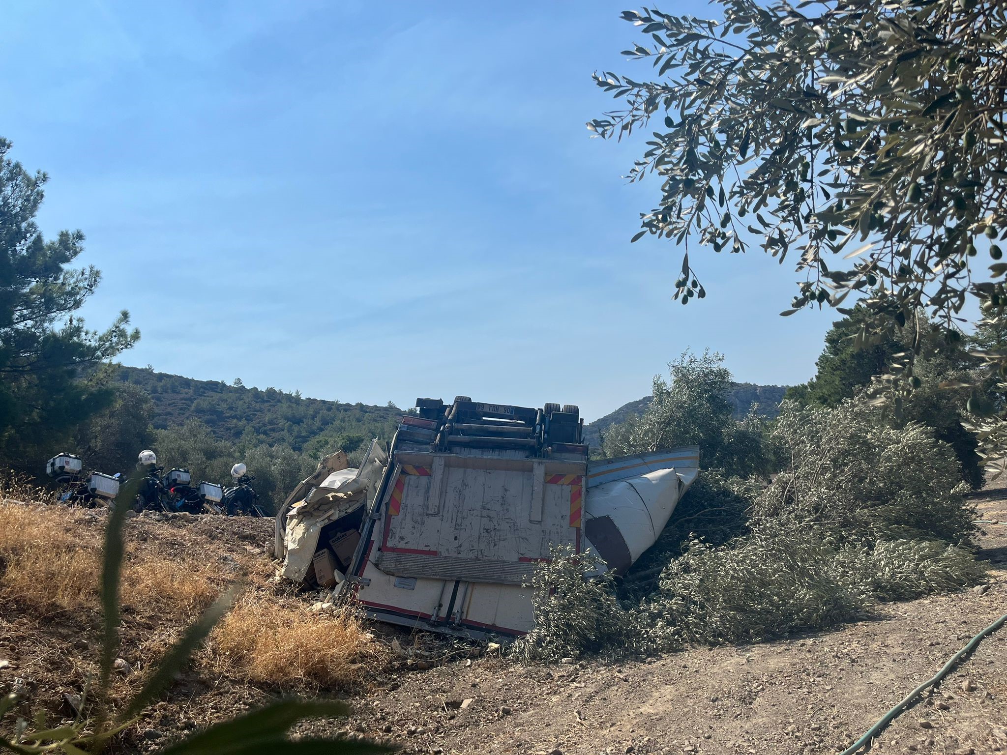 Freni tutmayan tır ters döndü! Sürücü burnu bile kanamadan kurtuldu