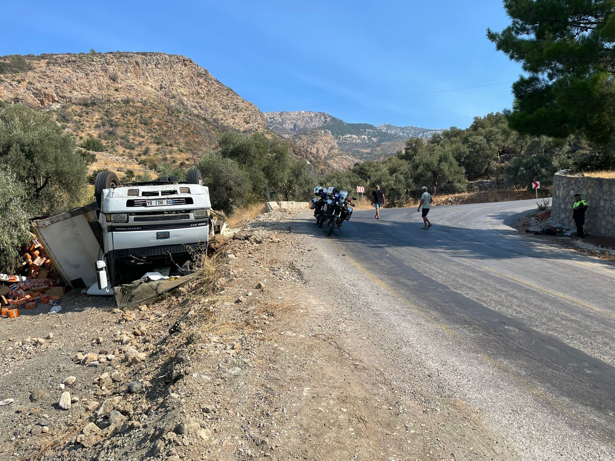 Freni tutmayan tır ters döndü! Sürücü burnu bile kanamadan kurtuldu