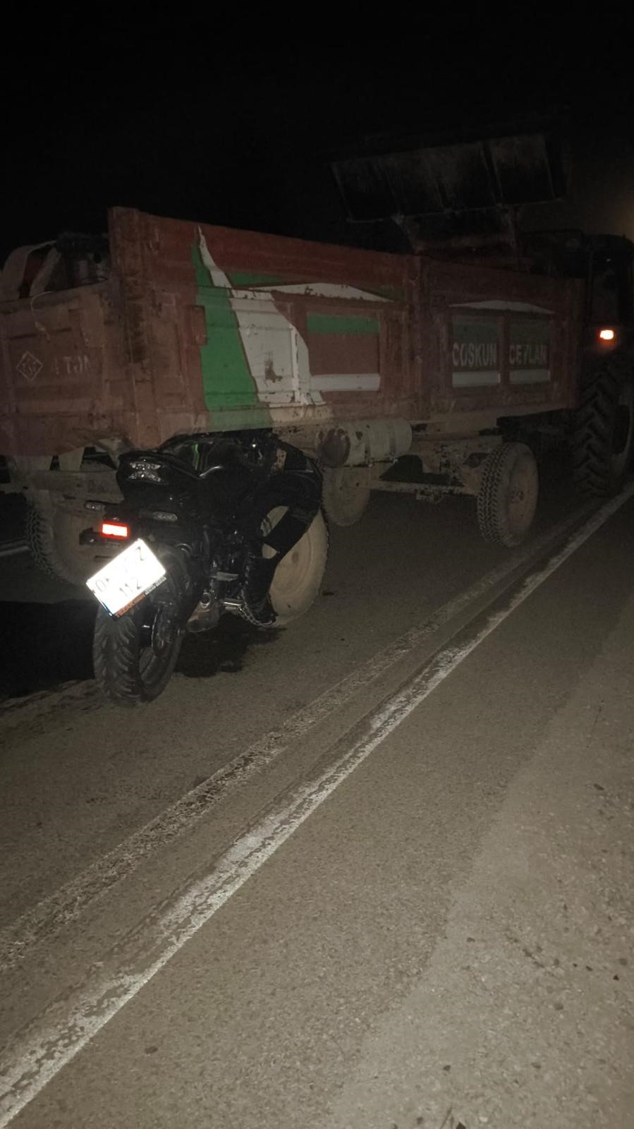 Feci kaza! Motosiklet traktör römorkuna çarptı: 2 ölü