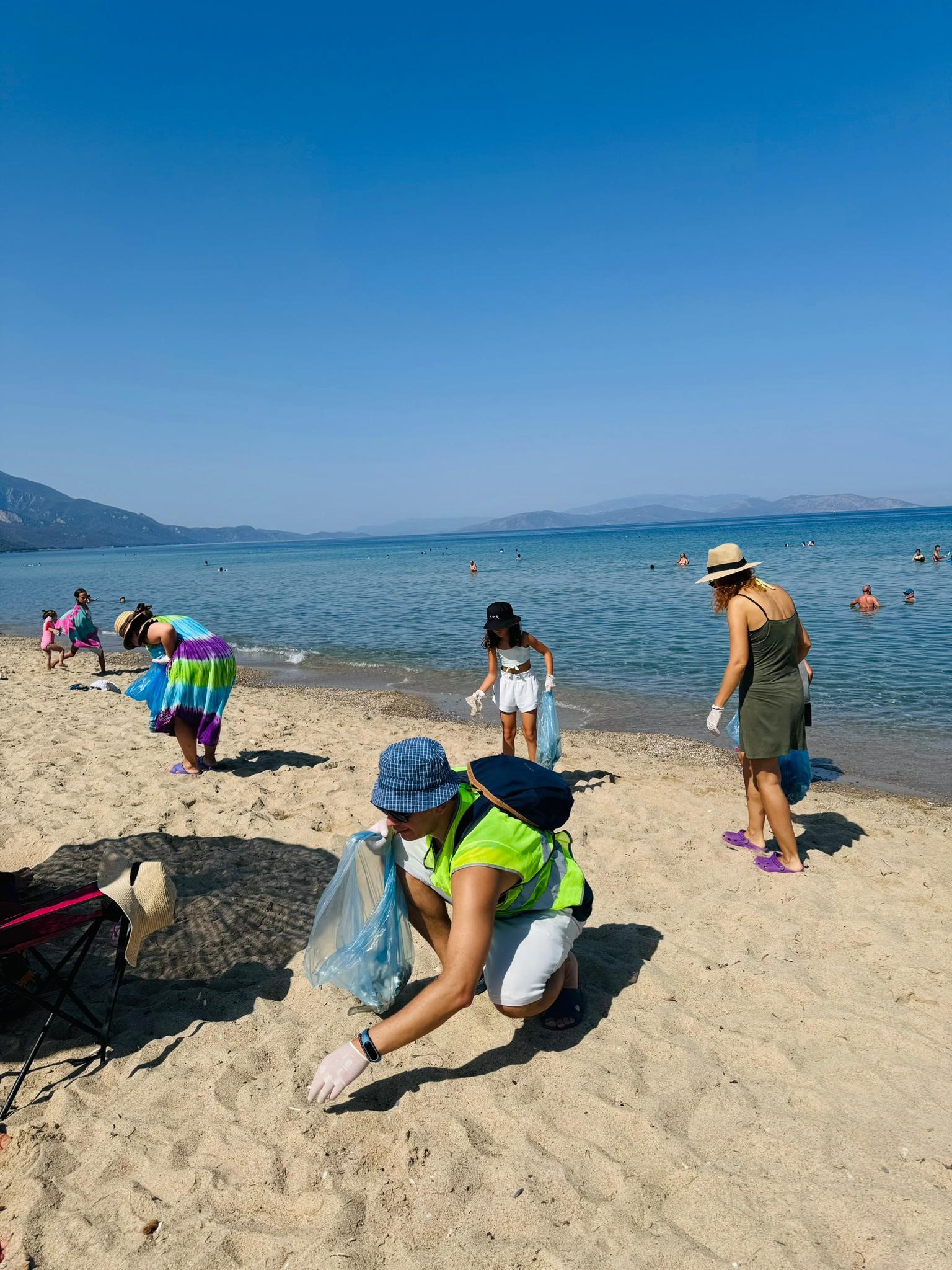 Kuşadası’nın sahili gönüllülerin ellerinde pırıl pırıl oldu 