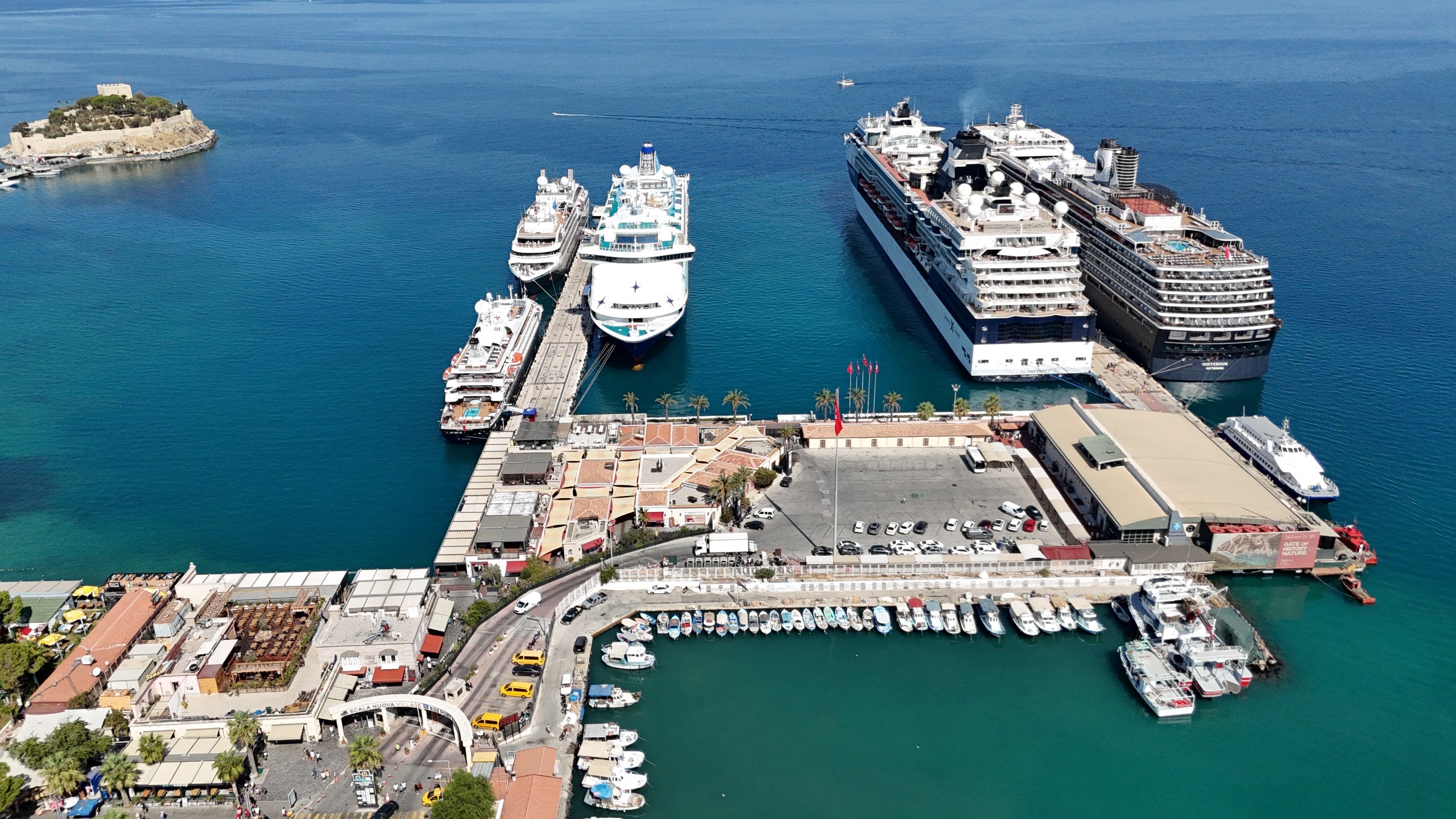 Kuşadası'na turist akını