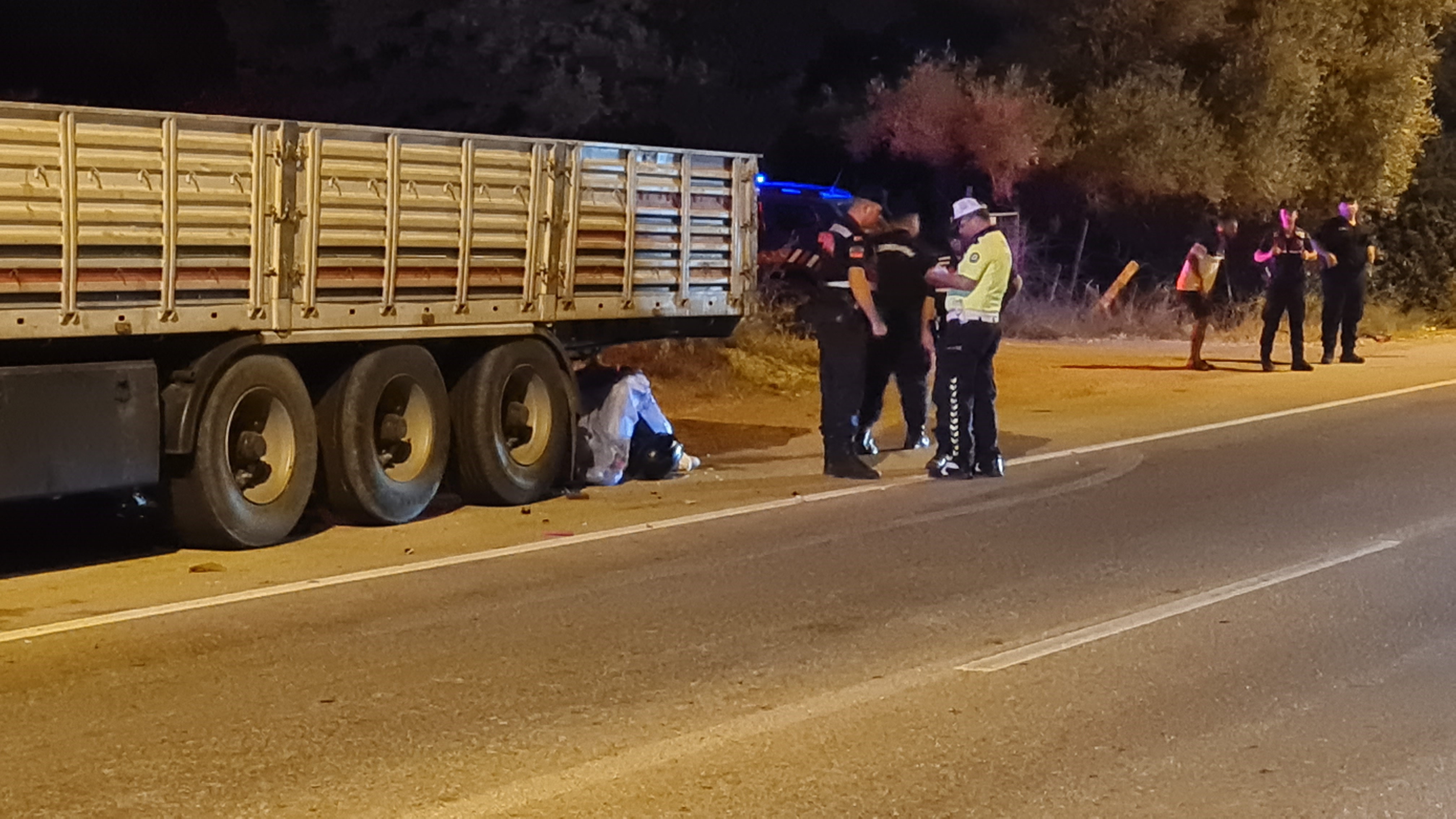 Park halindeki tıra çarptı! Motosiklet sürücüsü yaşamını yitirdi