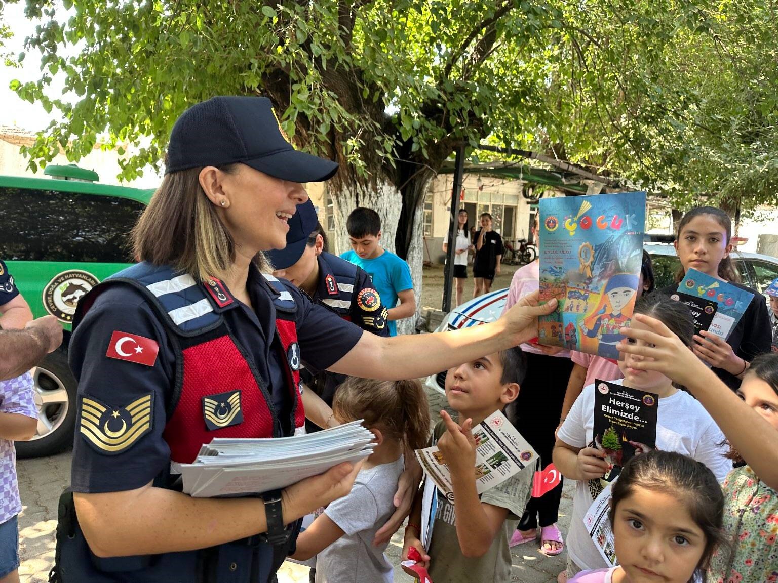 Aydın jandarmasından çocuklara sürpriz