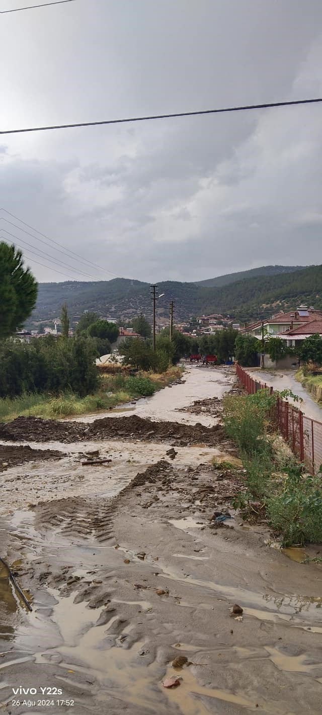 Karacasu'yu sağanak yağış vurdu