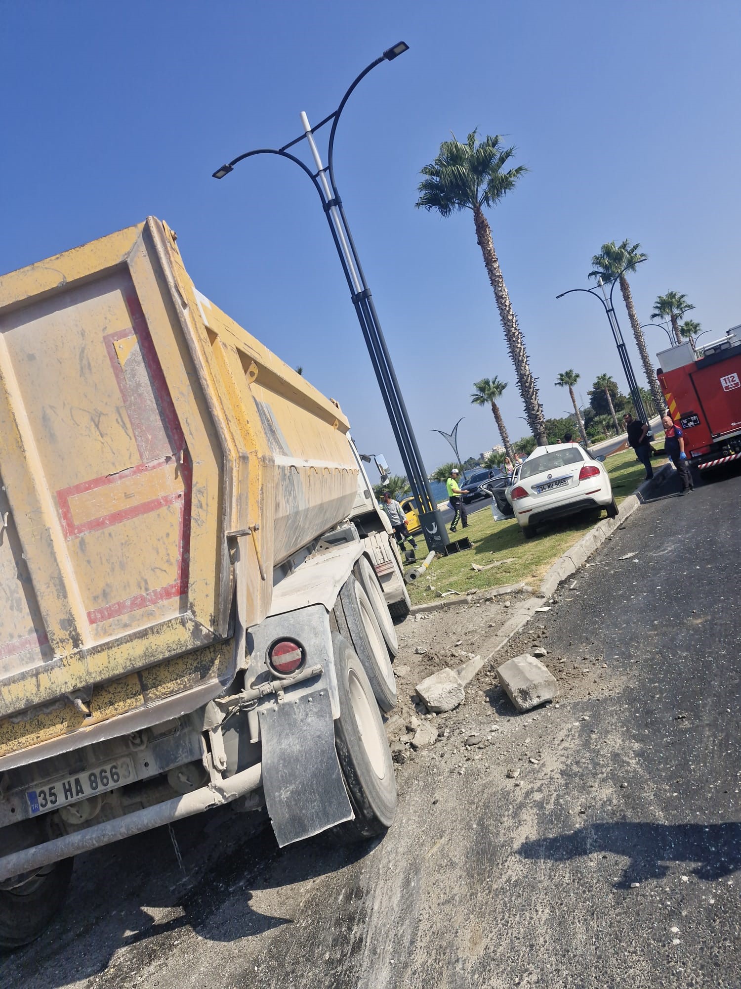 Hafriyat kamyonu ile otomobil çarpıştı: 1 ölü