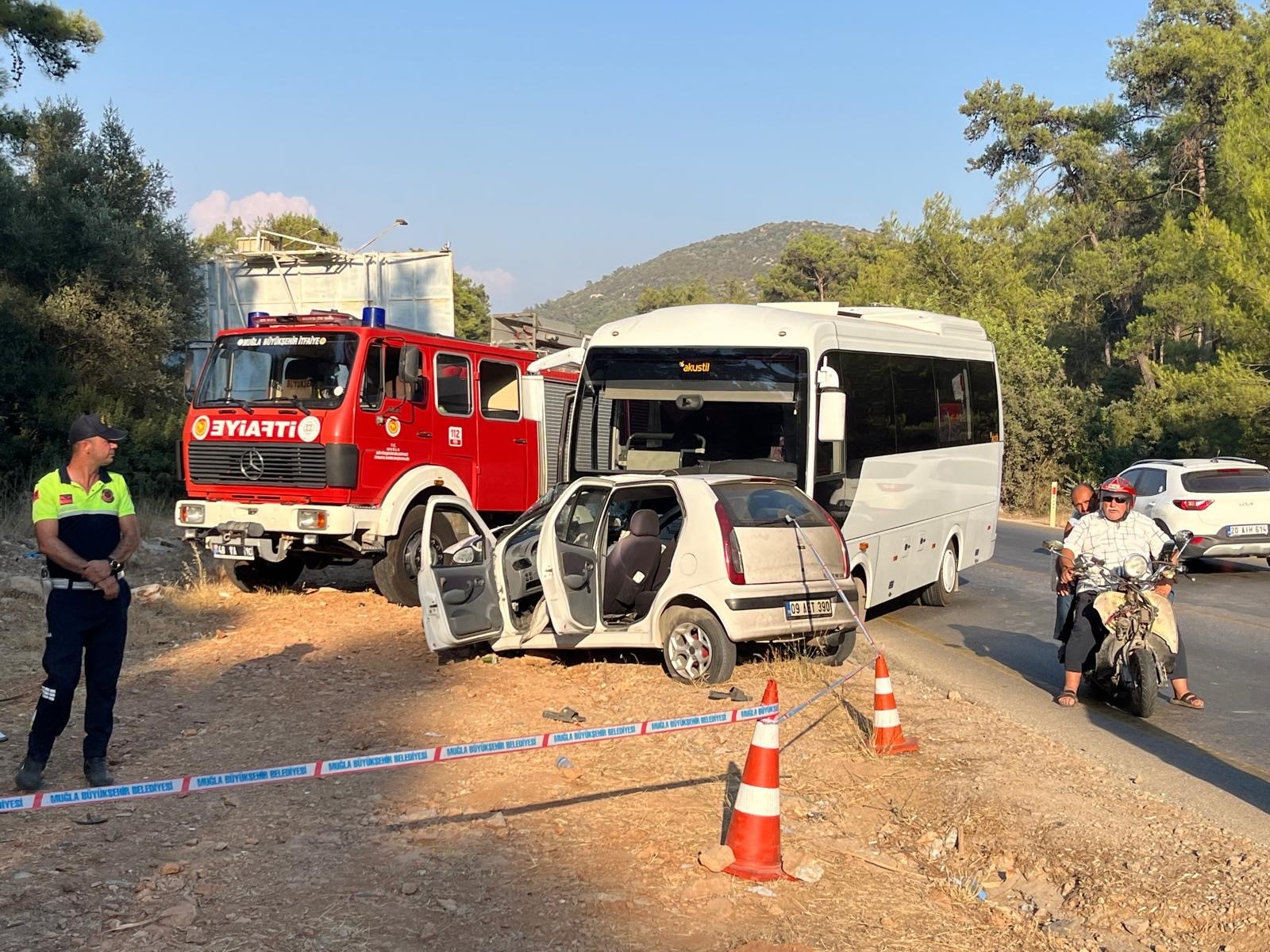 Otomobil ile minibüs kafa kafaya çarpıştı: 1 ölü, 1 yaralı