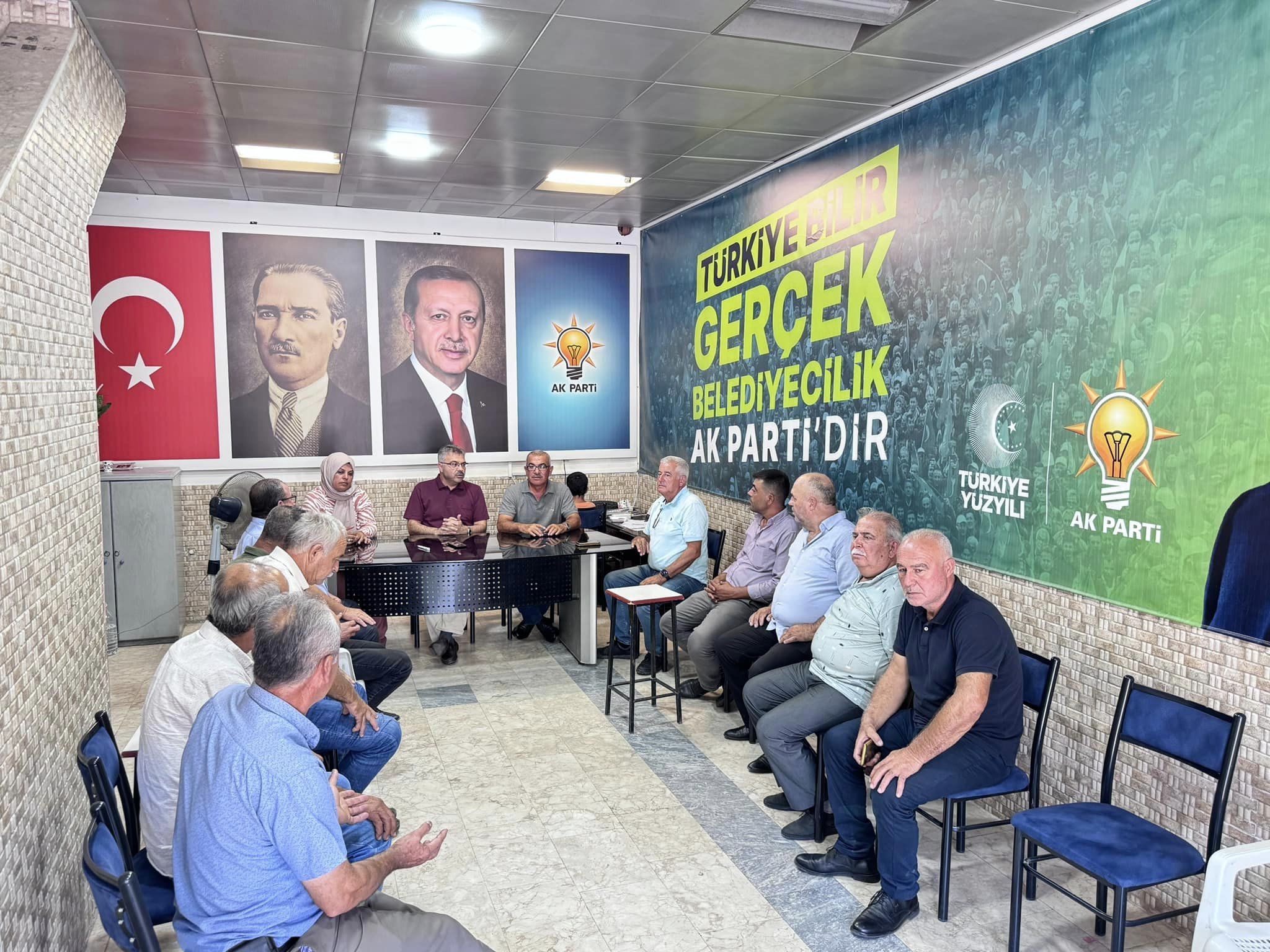 AK Parti’li Özmen Koçarlı’da partilileriyle buluştu