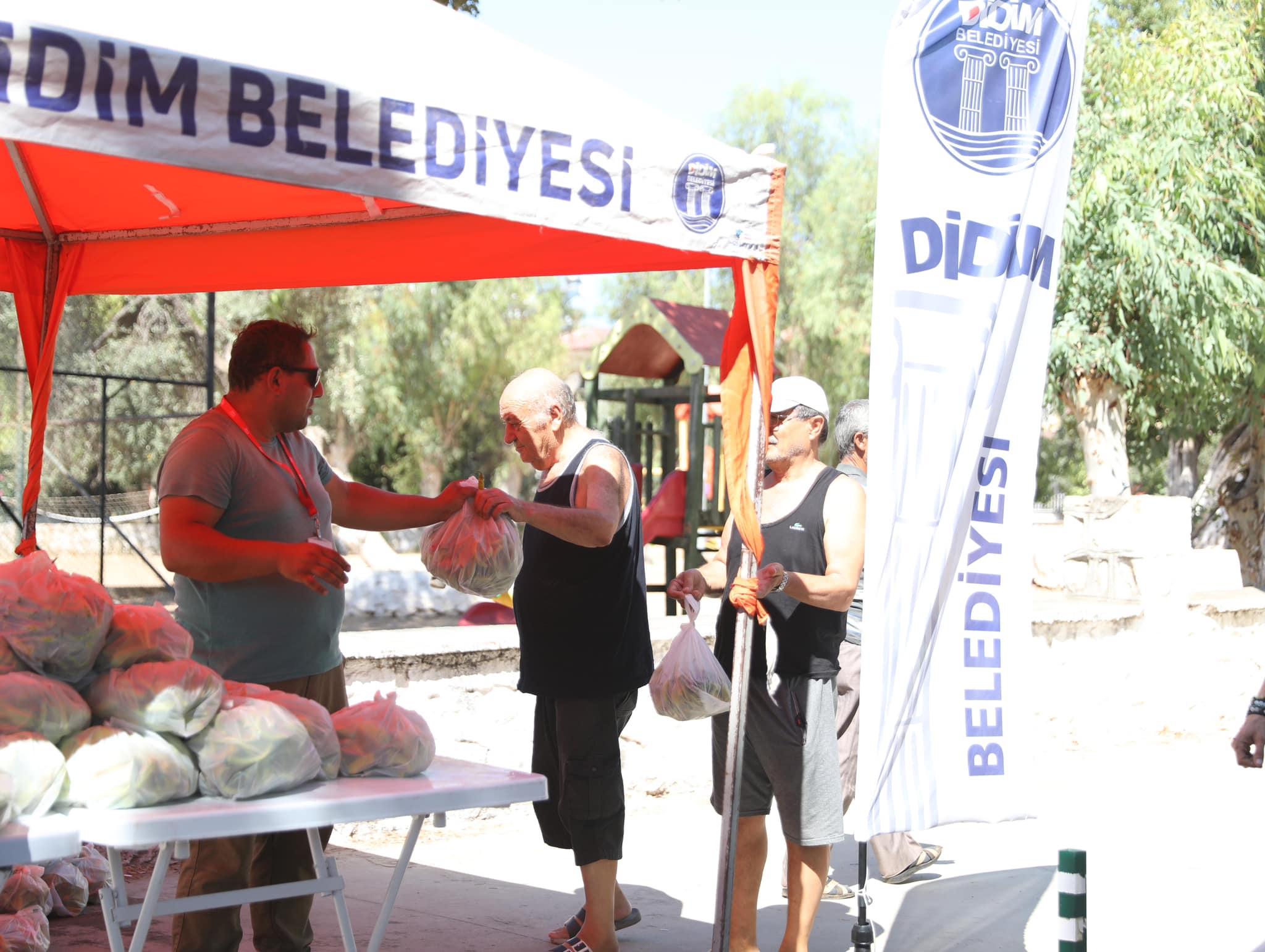 Didim Belediyesi Bes Ayri Mahallede Sebze Dagitti Interent Gazete 495001 1Ed23F725348691B77E95B6270B5C514