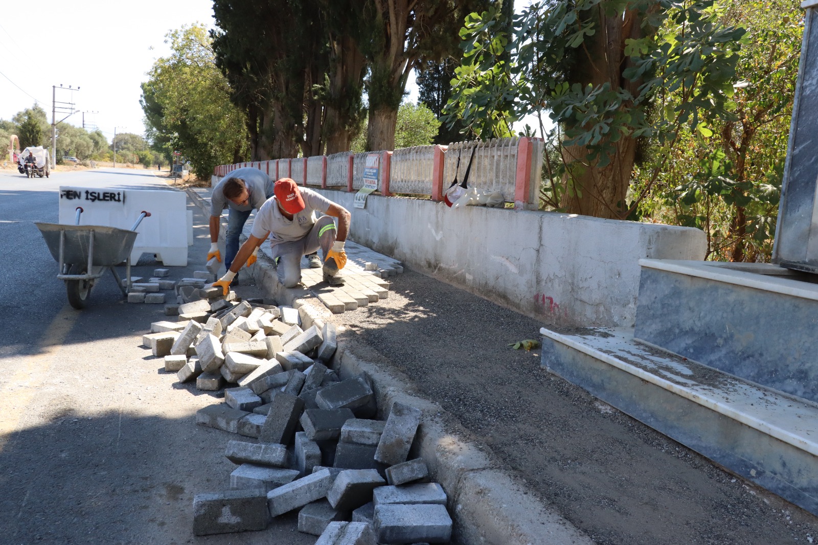 Nazilli'de mezarlıklarda bakım çalışması yapıldı