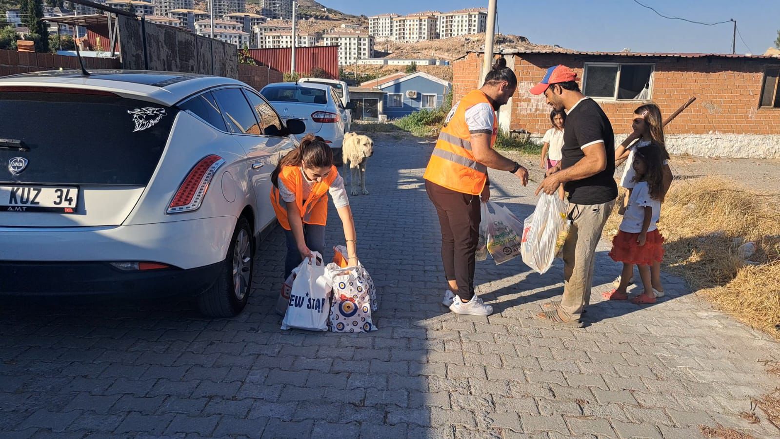 Söke İyilik Peşinde Yardım Derneği, Bekar Ailesi'ne Yardım Eli Uzattı