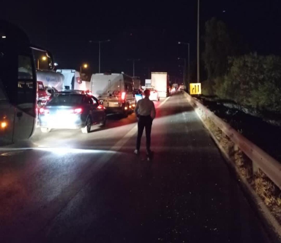 Aydın-İzmir Otoyolunda trafik kilitlendi: Sürücüler kontak kapattı