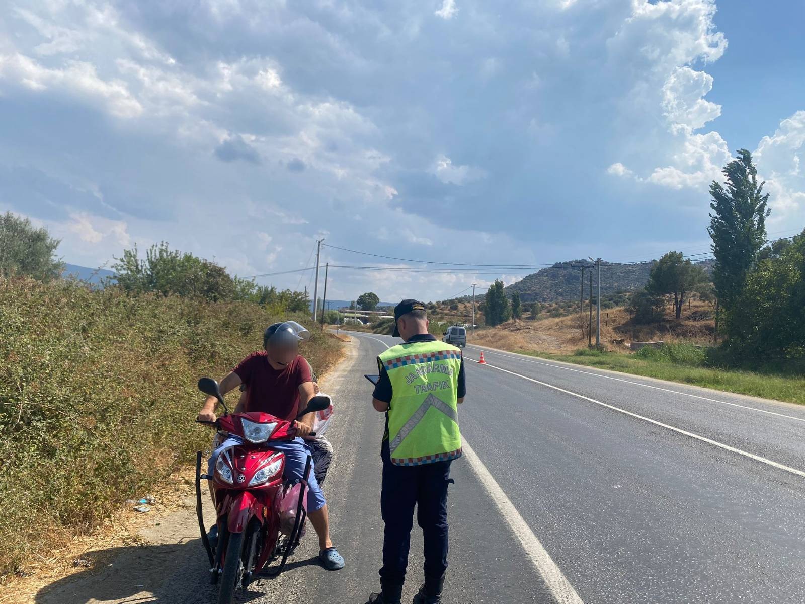 Bisiklet ve yaya yolunu kullanan yandı