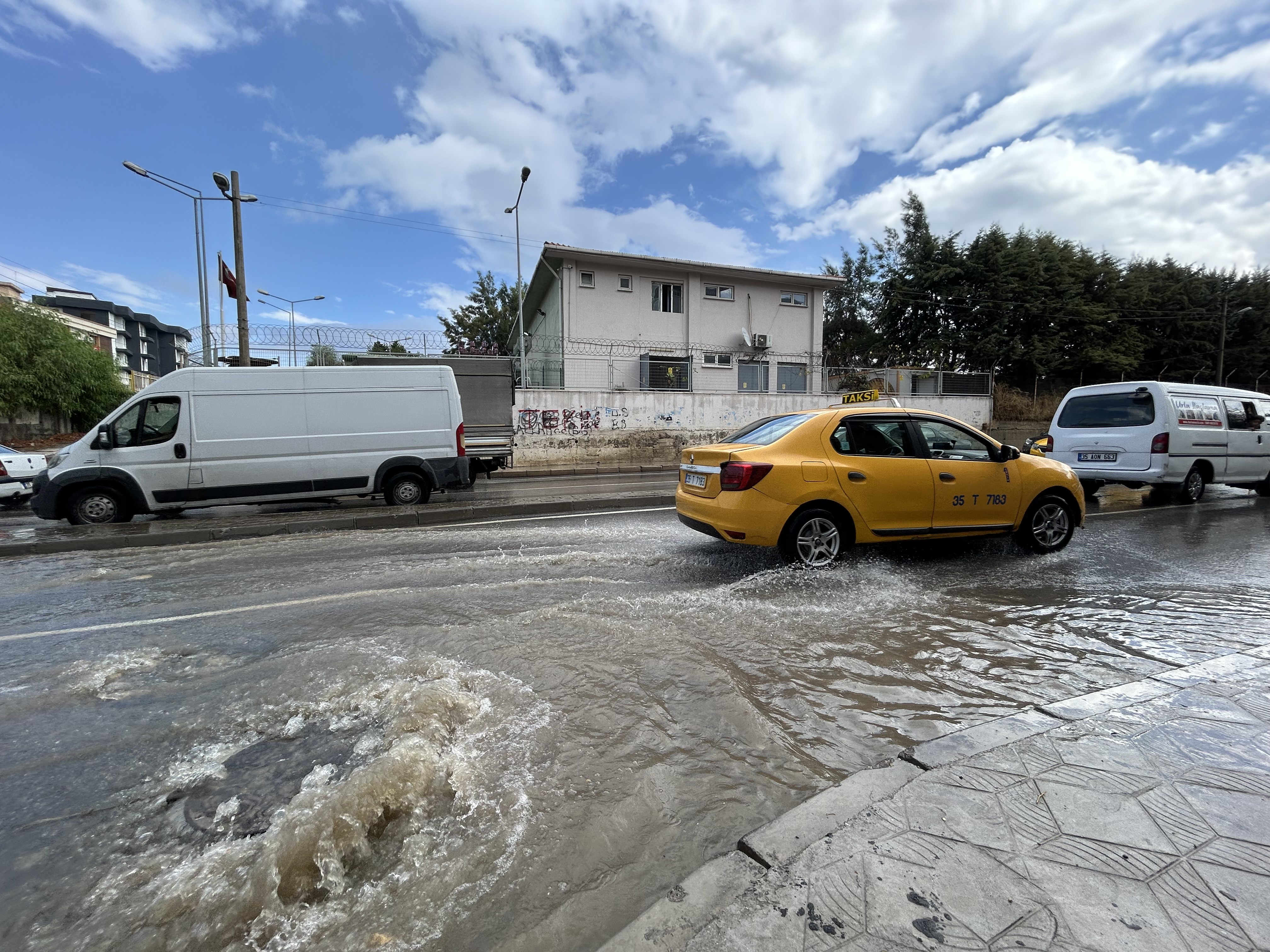 Sağanak yağış yüzünden yol göçtü: 1 araç yolun içine düştü