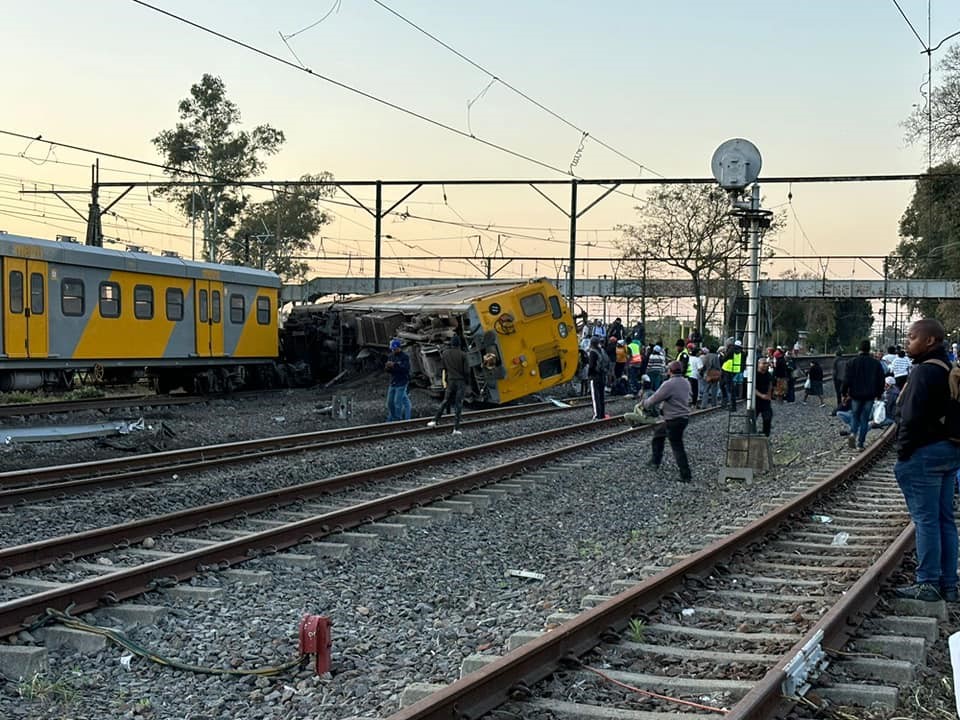 Yolcu treni raydan çıktı! Yaralanan 25 kişi hastanelere taşındı