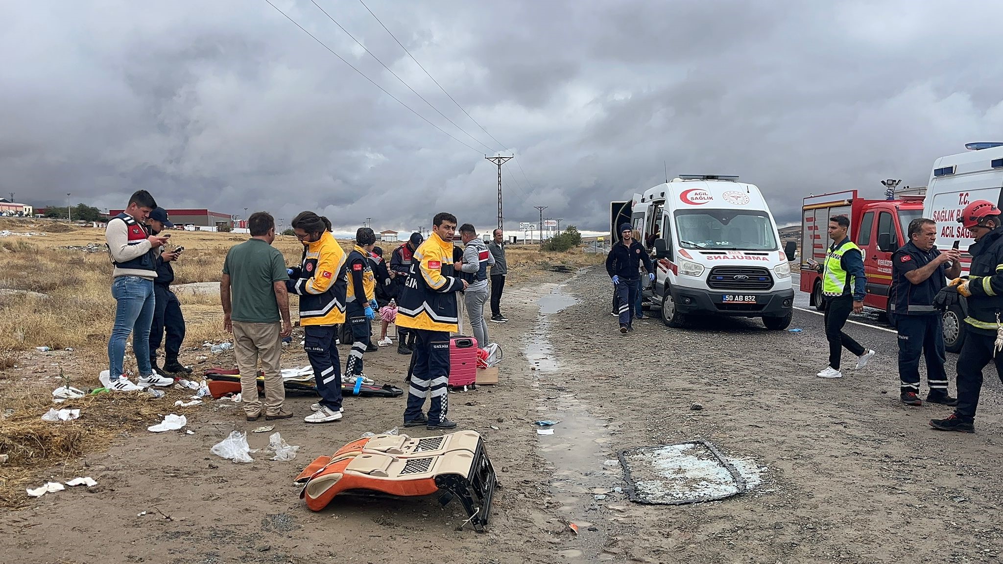 Turistik gezi dönüşü feci kaza! Takla atan minibüsteki 15 turist yaralandı 