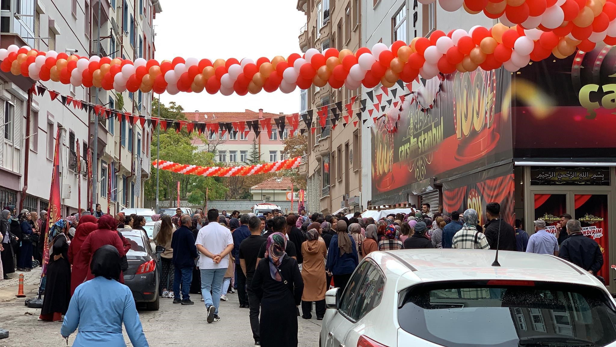 Mağazada her şey 100 lira izdihamı! Birbirine giren vatandaşları polis ayırdı 