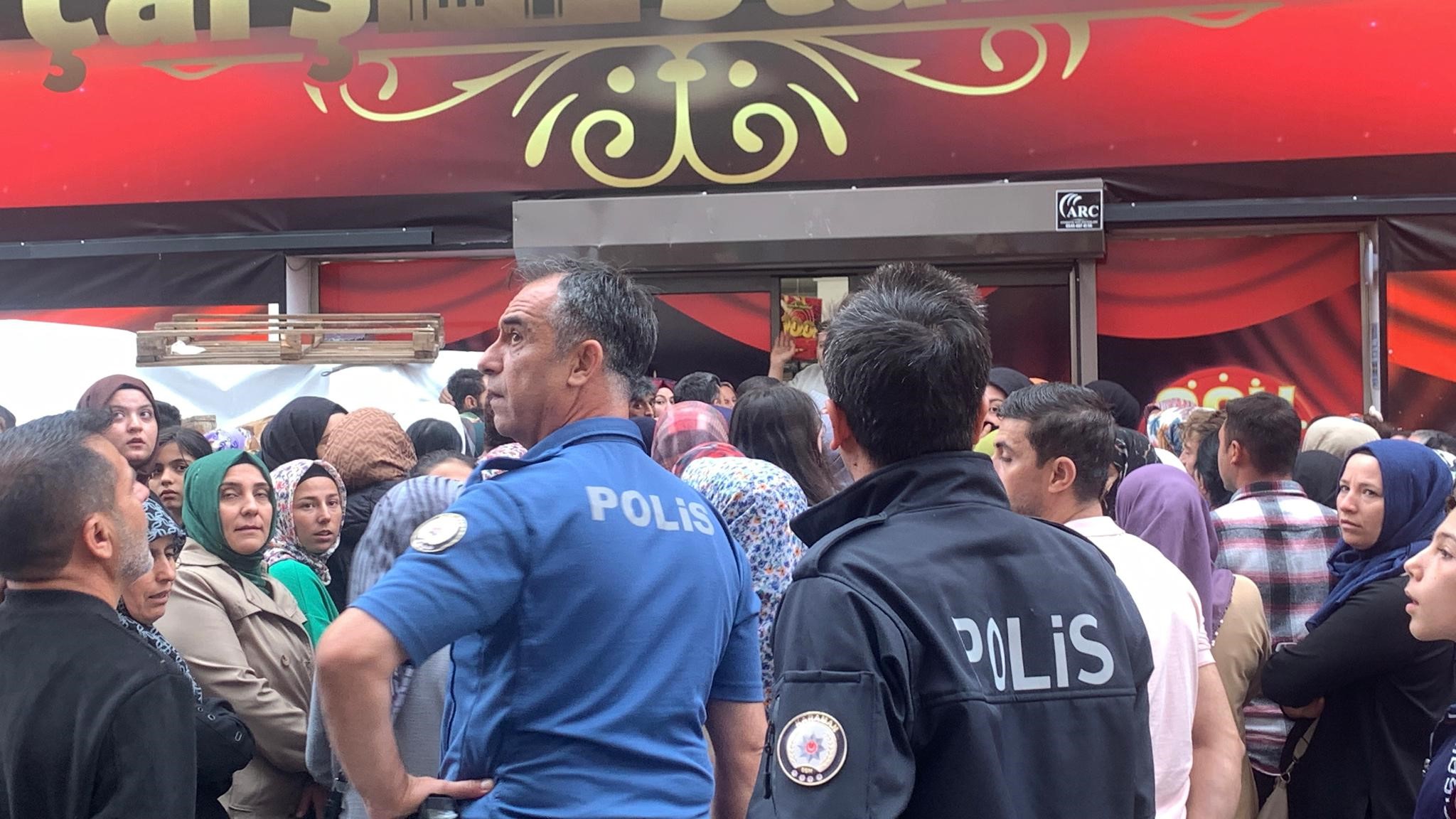 Mağazada her şey 100 lira izdihamı! Birbirine giren vatandaşları polis ayırdı 