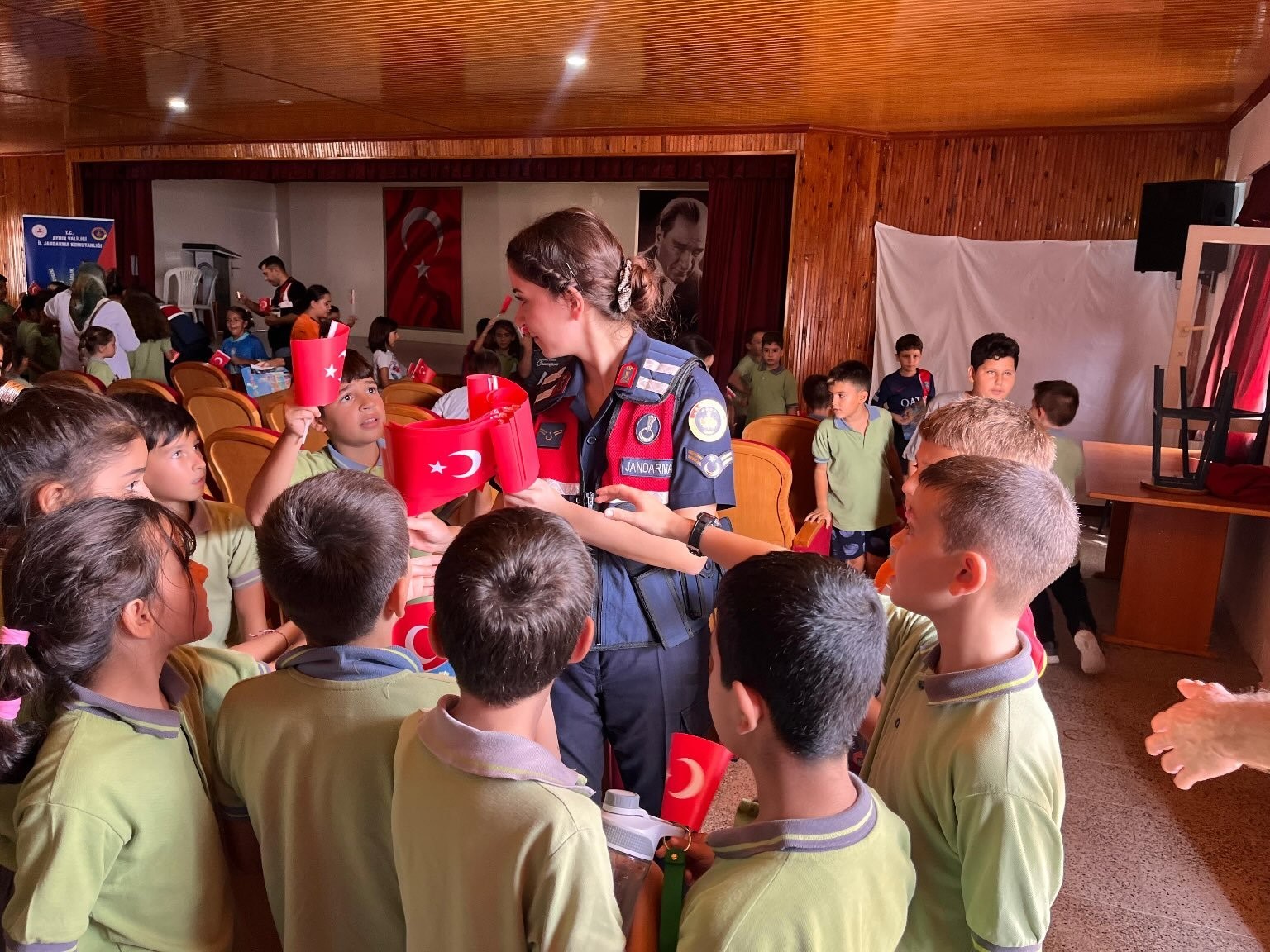 Jandarma ekipleri Aydın’da öğrencileri bilgilendirdi