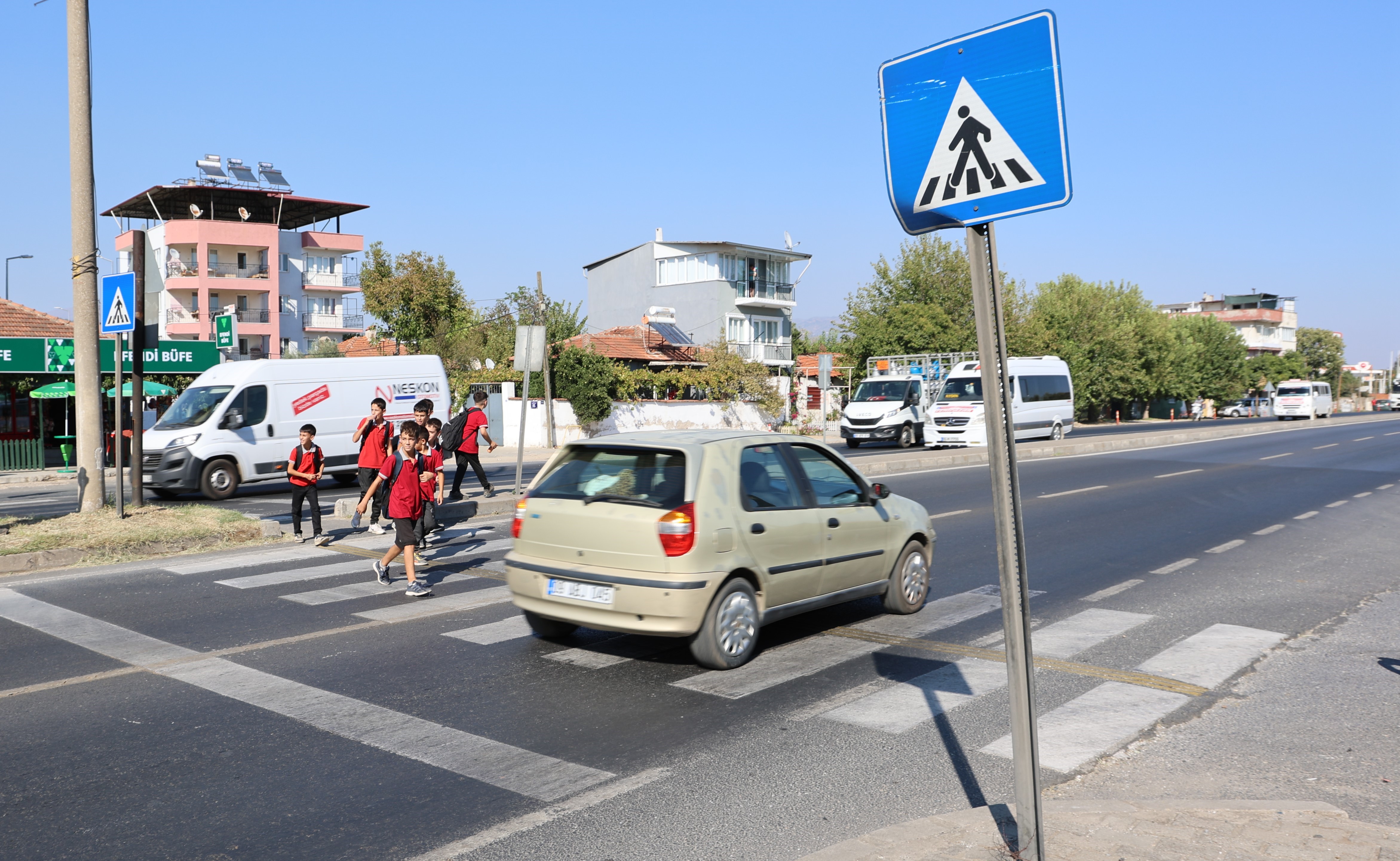 Umurlu’da çocuklar okula gitmek için üst geçit istiyor 