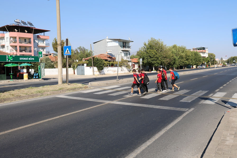 Umurlu’da çocuklar okula gitmek için üst geçit istiyor 